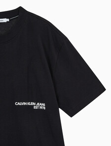 Buy 남성 릴렉스핏 CK 스프레이 로고 반팔 티셔츠 in color CK BLACK
