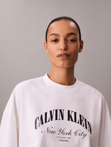 Buy 여성 크롭드 박시 헤리티지 체스트 로고 티 in color BRIGHT WHITE