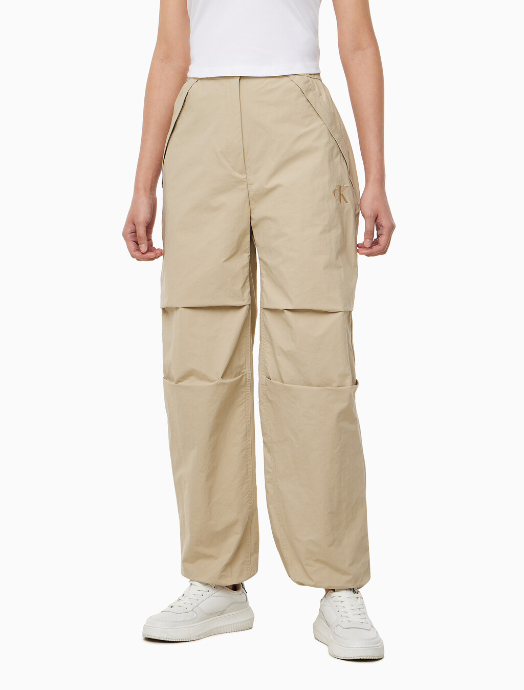 Buy 여성 크링클 나일론 파라슈트 팬츠 in color WHITE PEPPER