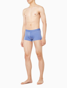 Buy 남성 CK 블랙 마이크로파이버 스트레치 트렁크 in color BLUE