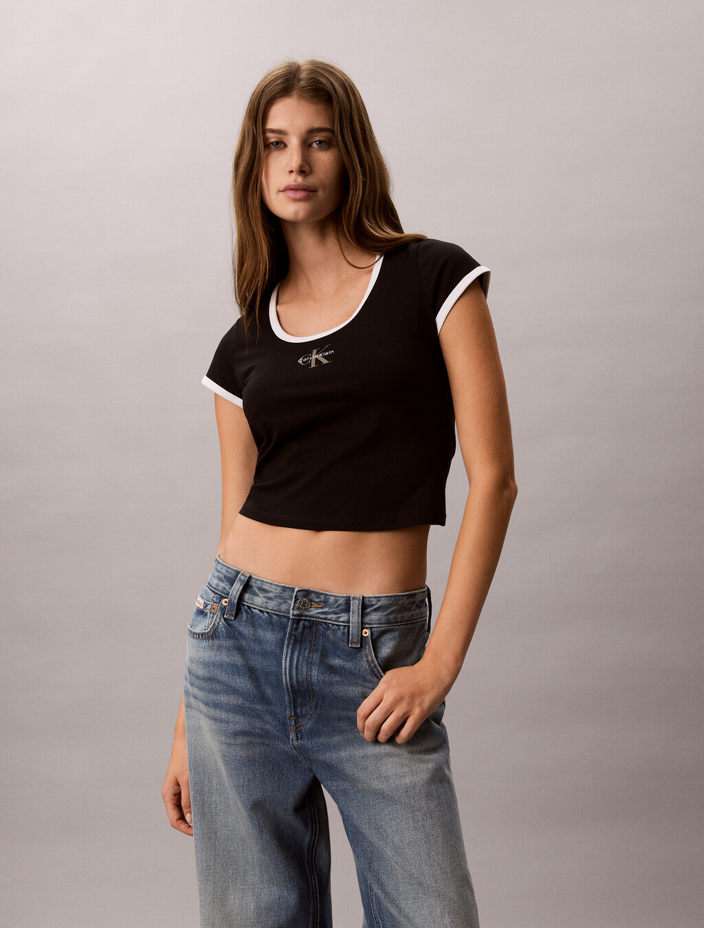 Buy 여성 모노로고 스쿱 베이비 티 in color BLACK