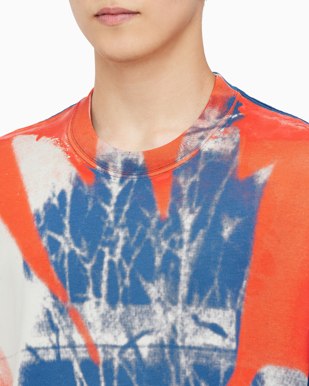 Buy 남성 숏슬리브 플로랄 셰도우 크루넥 티 in color NAVY