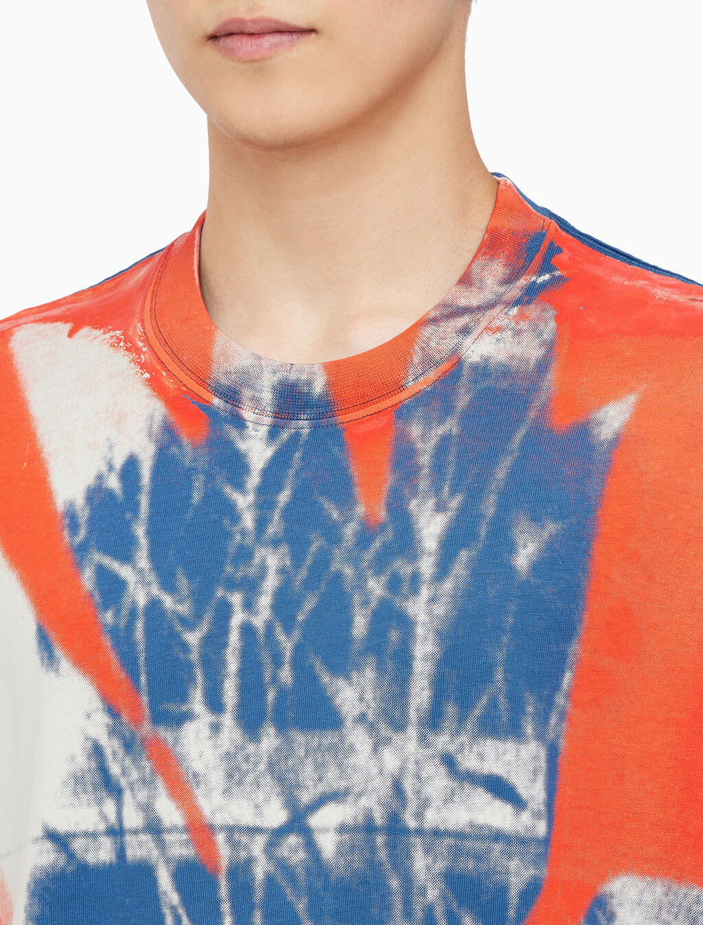 Buy 남성 숏슬리브 플로랄 셰도우 크루넥 티 in color NAVY