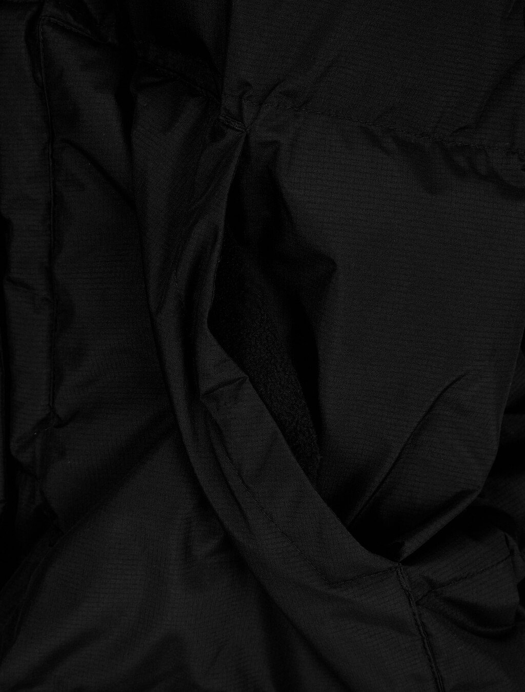 Buy 여성 숏 렝스 스탠드 카라 푸퍼 in color BLACK