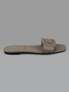 Buy 여성 아미라 엠블 스퀘어 플랫 샌들 in color Beige