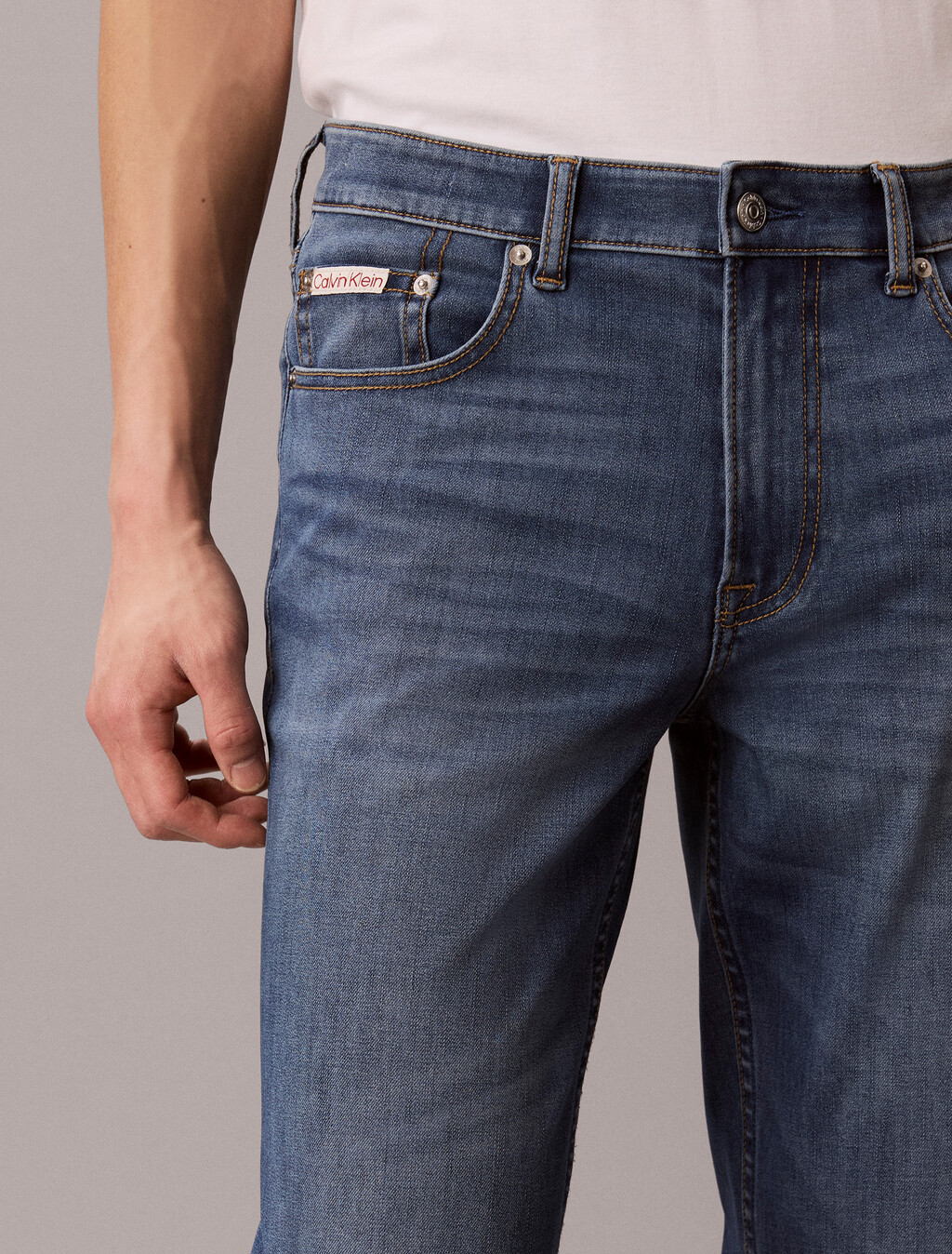 Buy [37.5 Denim Technology] 바디 바이 스트레치 진 in color Mid Blue