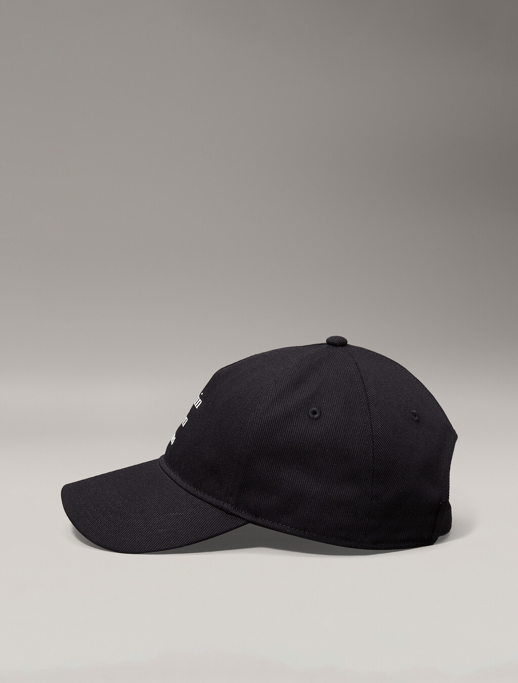 Buy 남녀공용 CKJ 프린트 레터링 로고 볼캡 in color BLACK