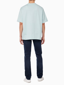 Buy 남성 릴렉스핏 히어로 모노그램 로고 반팔 티셔츠 in color HARBOR GRAY