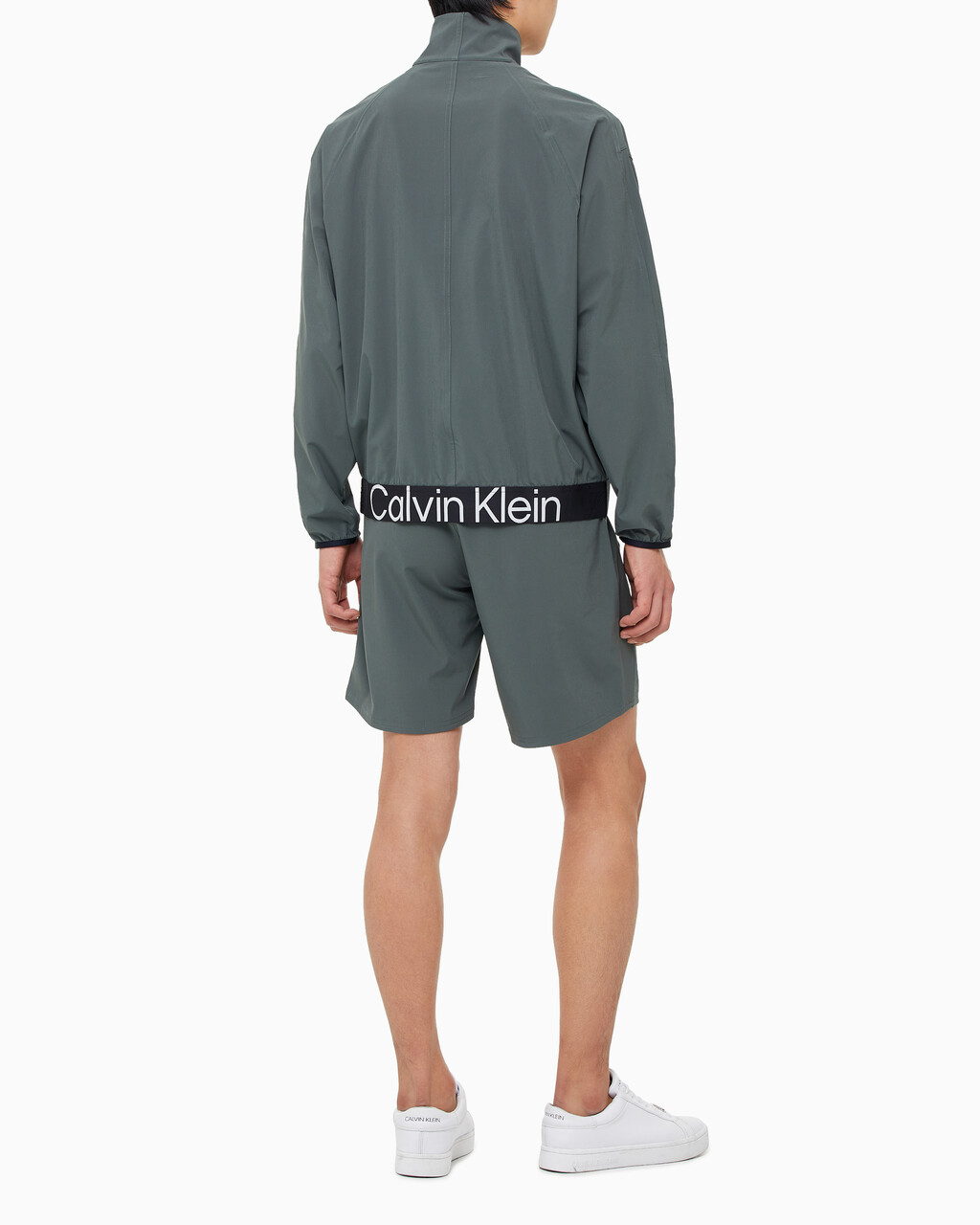 Buy 남성 리플렉티브 로고 레귤러 핏 우븐 쇼츠 in color URBAN CHIC