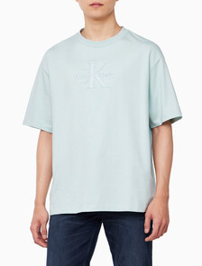 Buy 남성 릴렉스핏 히어로 모노그램 로고 반팔 티셔츠 in color HARBOR GRAY