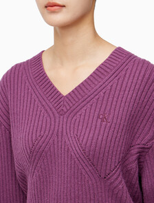 Buy 여성 캐시미어 백 디테일 풀오버 in color AMARANTH 