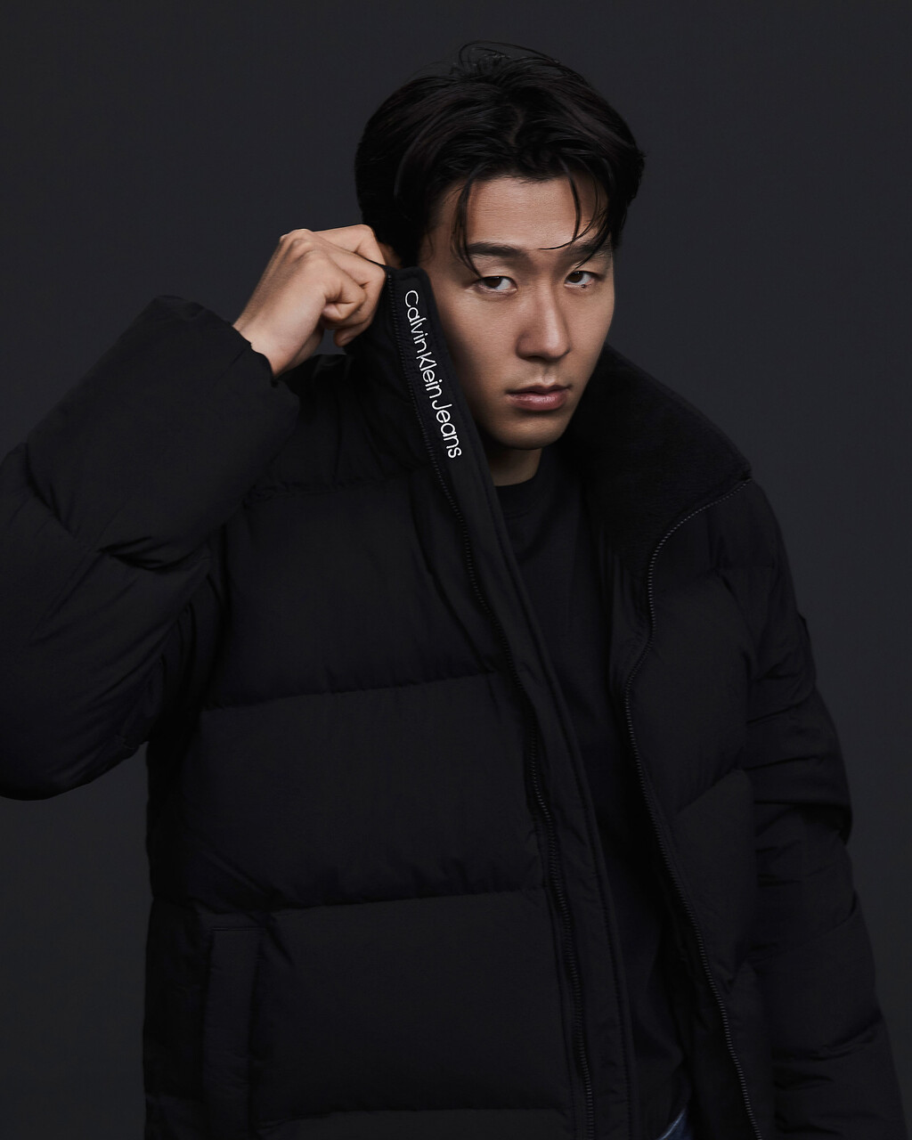 Buy 남성 레귤러핏 스탠드 카라 숏 다운 푸퍼 재킷 in color CK BLACK