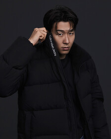 Buy 남성 레귤러핏 스탠드 카라 숏 다운 푸퍼 재킷 in color CK BLACK