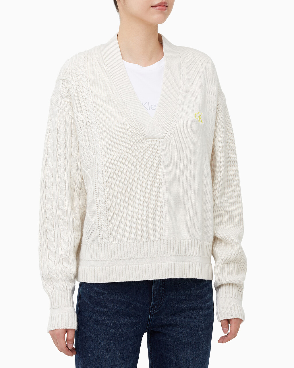 Buy 여성 케이블 인터레스트 브이넥 풀오버 울 스웨터 in color BLUR FLORAL_BLACK