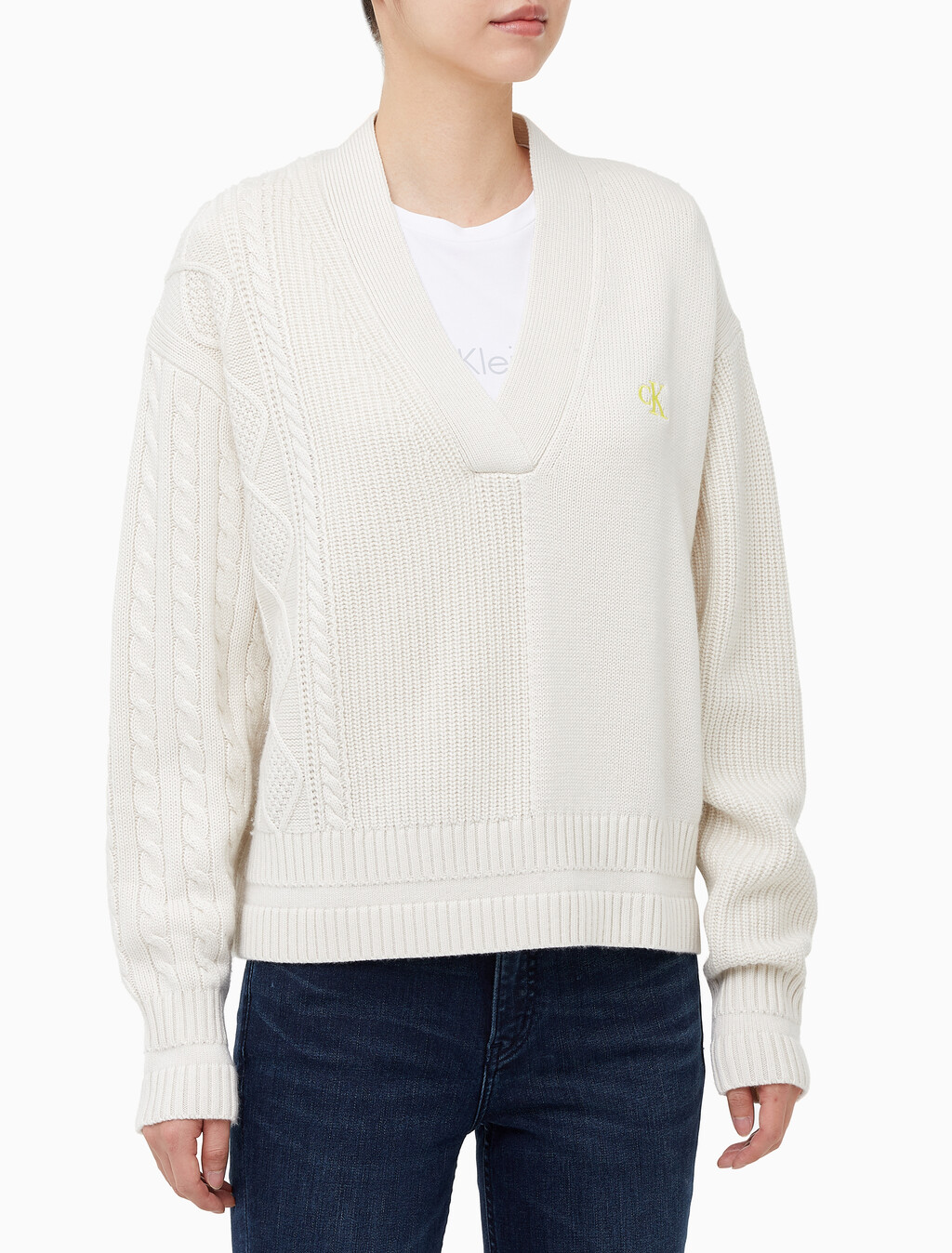 Buy 여성 케이블 인터레스트 브이넥 풀오버 울 스웨터 in color BLUR FLORAL_BLACK