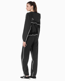 Buy 여성 릴랙스핏 우븐 조거 팬츠 in color BLACK