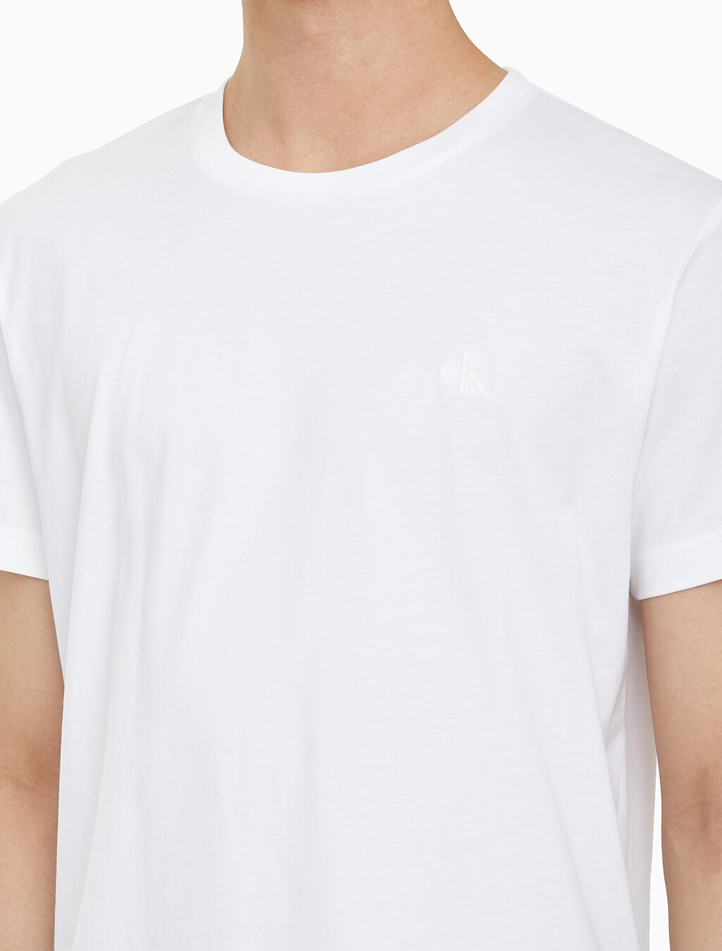 Buy 남성 레귤러핏 솔리드 CK 로고 반팔 티셔츠 in color BRIGHT WHITE
