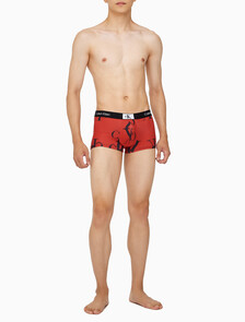 Buy 남성 1996 마이크로 로우라이즈 드로즈 in color RED/BLACK PATTERN