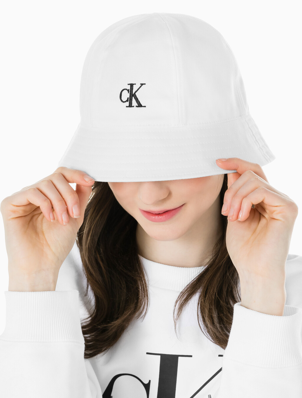 Buy 남녀공용 CK 엠브로이더리 로고 버킷햇 in color BRIGHT WHITE