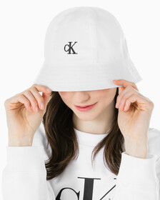Buy 남녀공용 CK 엠브로이더리 로고 버킷햇 in color BRIGHT WHITE