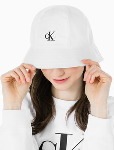 Buy 남녀공용 CK 엠브로이더리 로고 버킷햇 in color BRIGHT WHITE