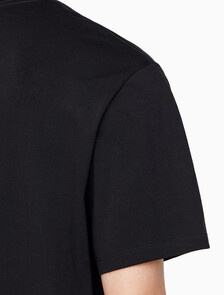 Buy 남성 레귤러핏 히어로 모노그램 로고 반팔 티셔츠 in color BLACK