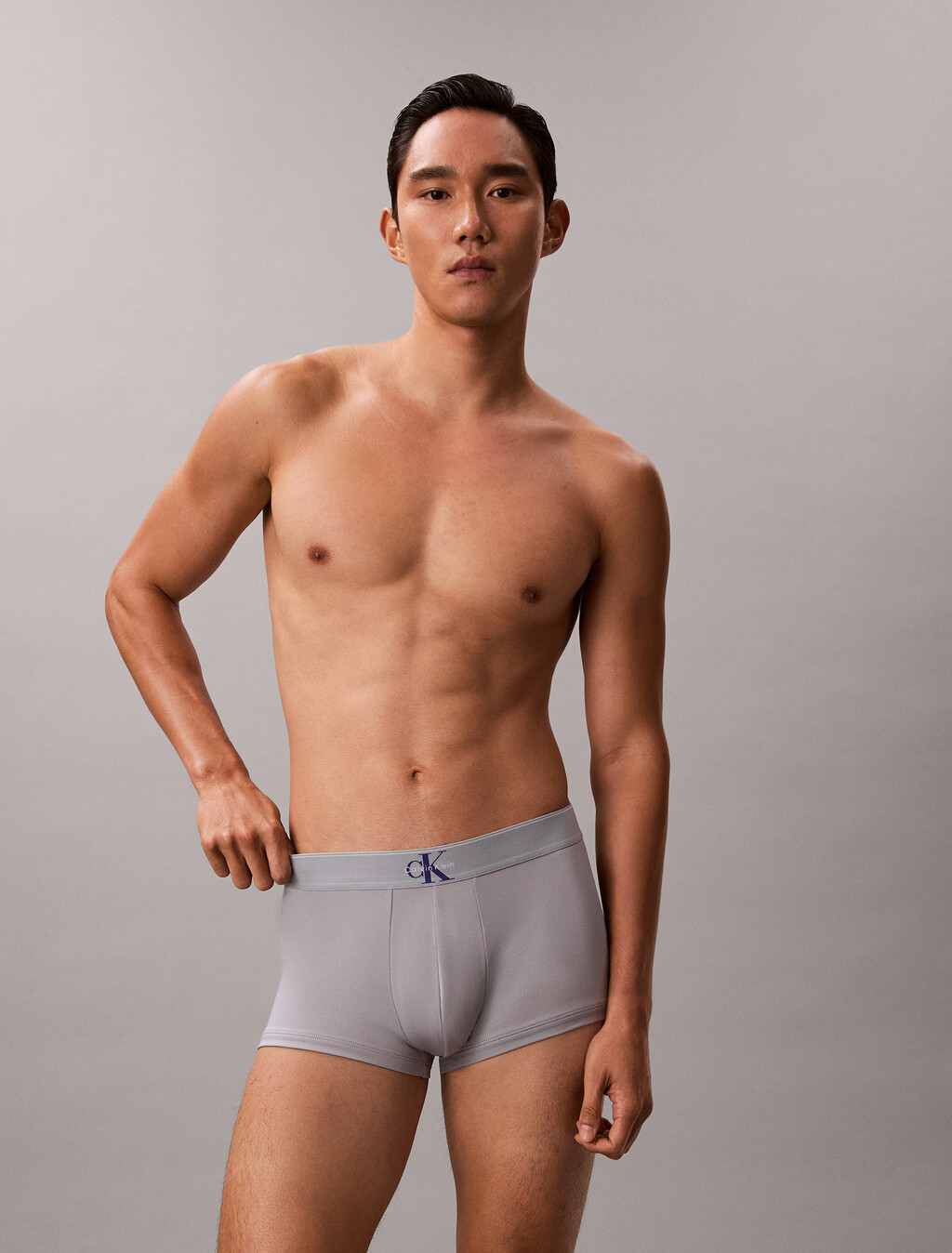 Buy 남성 CK 그래픽 마이크로 로우 라이즈 트렁크 in color GREY