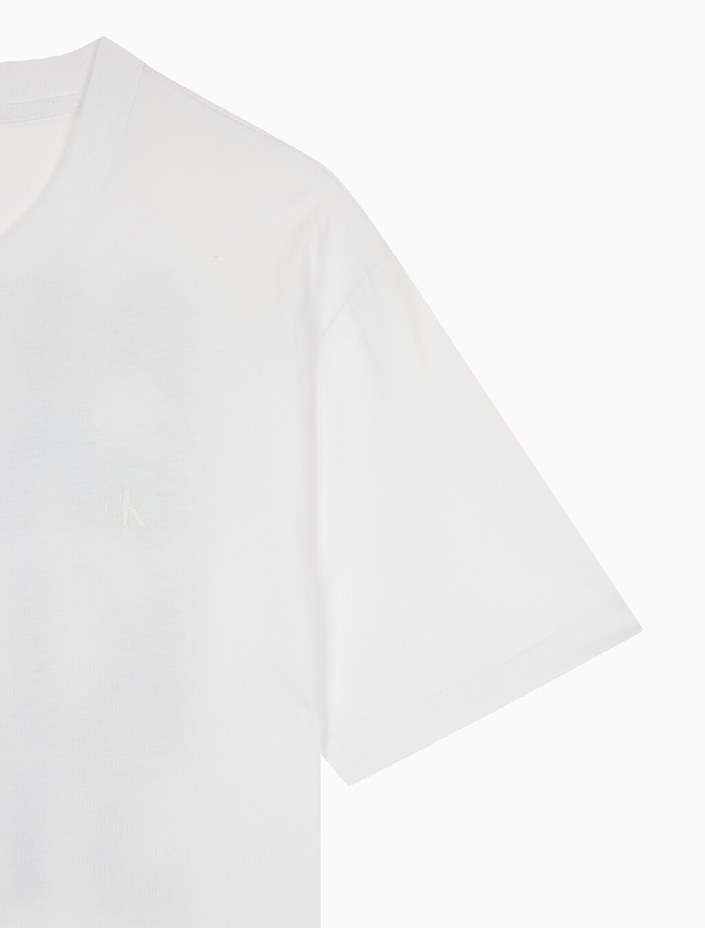 Buy 남성 레귤러핏 CKJ 백로고 그래픽 반팔 티셔츠 in color BRILLIANT WHITE