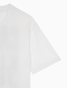 Buy 남성 레귤러핏 CKJ 백로고 그래픽 반팔 티셔츠 in color BRILLIANT WHITE