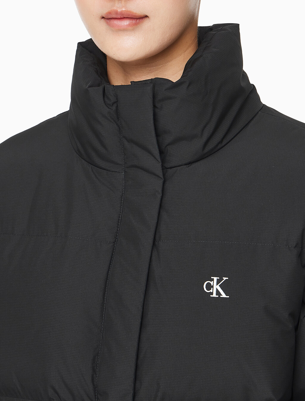 Buy 여성 숏랭스 스탠드 카라 푸퍼 다운 재킷 in color CK BLACK