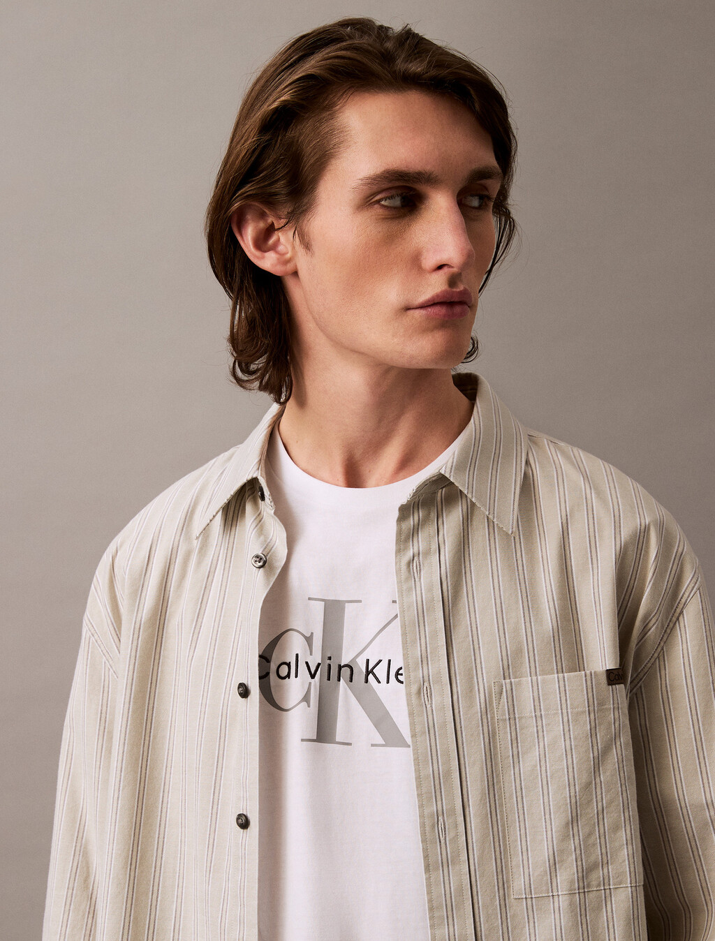 Buy 남성 레귤러핏 히어로 모노그램 로고 반팔 티셔츠 in color BRILLIANT WHITE