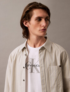 Buy 남성 레귤러핏 히어로 모노그램 로고 반팔 티셔츠 in color BRILLIANT WHITE