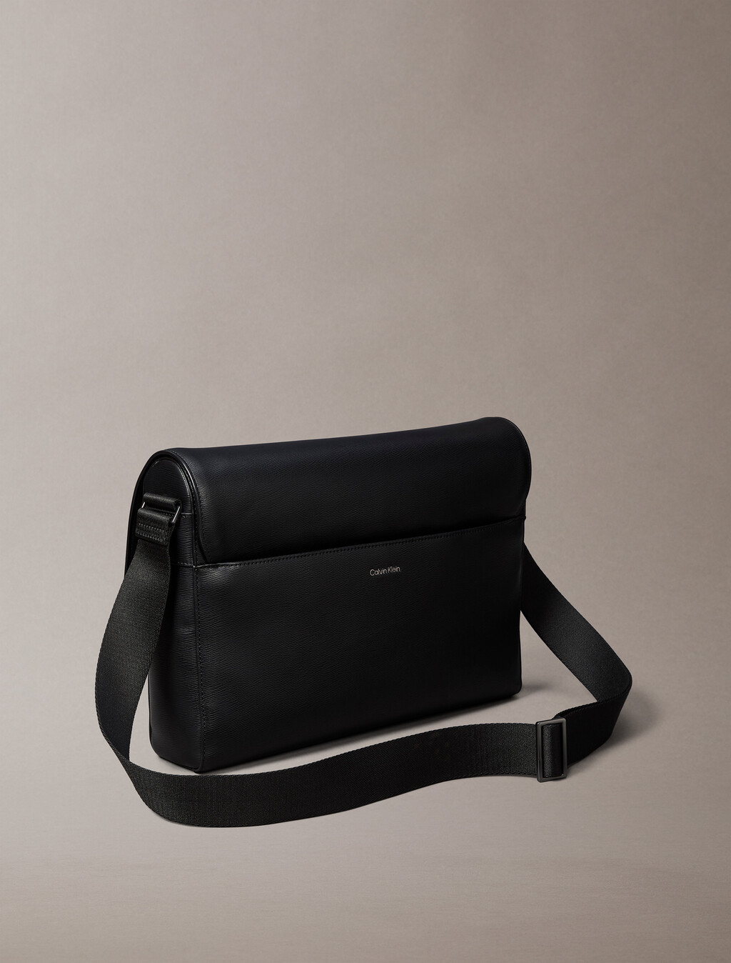 Buy 남성 하드웨어 엠블럼 플랩 메신저 in color BLACK