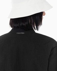 Buy 여성 CK 애슬레틱 레귤러 핏 기능성 반집업 아노락 in color BLACK