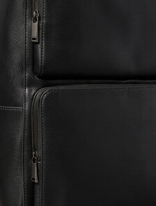 Buy 남성 하드웨어 엠블럼 슬림 포켓 백팩 in color BLACK