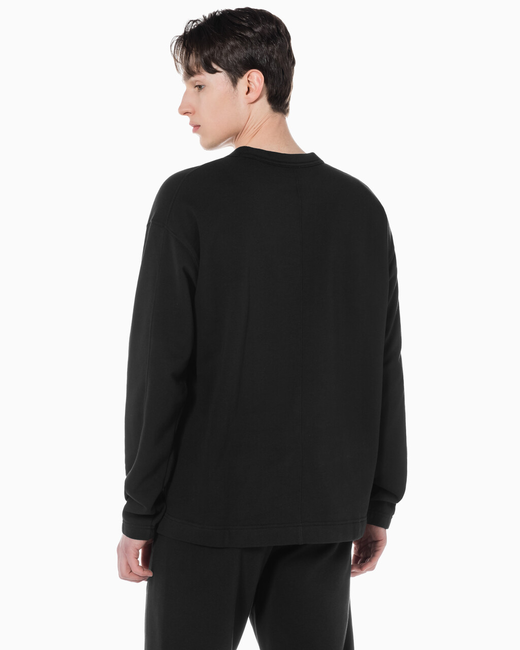 Buy 남성 릴렉스 핏 에센셜 스웻셔츠 in color BLACK