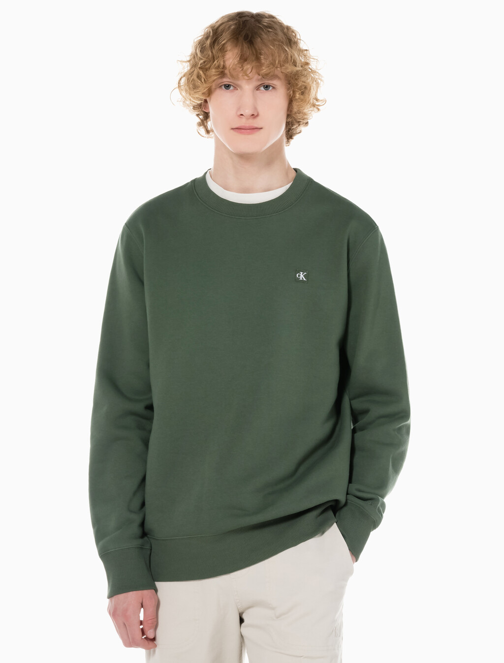 Buy 남성 레귤러핏 CK 뱃지 로고 기모 스웨트셔츠 in color KHAKI