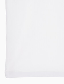 Buy 남성 레귤러핏 CK 로고 뱃지 반팔 티셔츠 in color BRIGHT WHITE