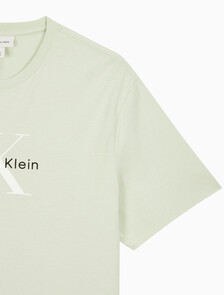 Buy 남성 레귤러핏 히어로 모노그램 로고 반팔 티셔츠 in color TENDER GREENS