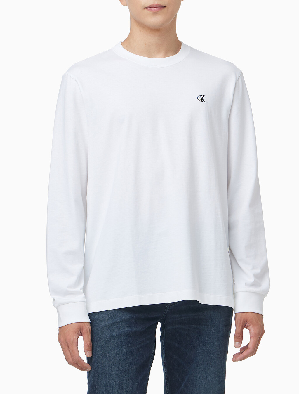 Buy 남성 이지핏 아카이브 로고 긴팔 티셔츠 in color BRIGHT WHITE