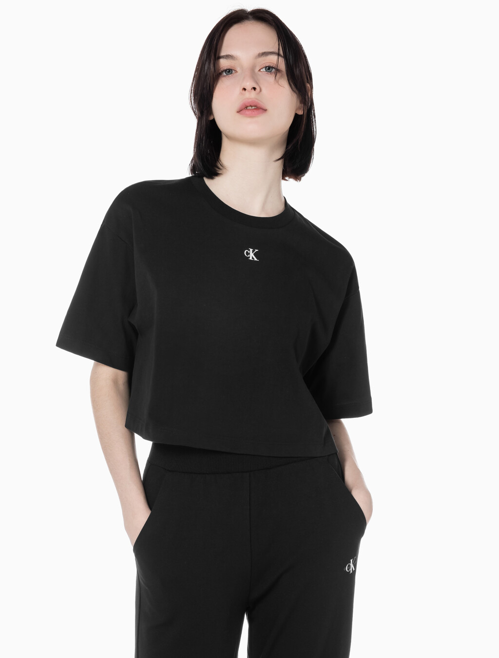 Buy 여성 그래픽 크롭 반팔 티셔츠 in color CK BLACK