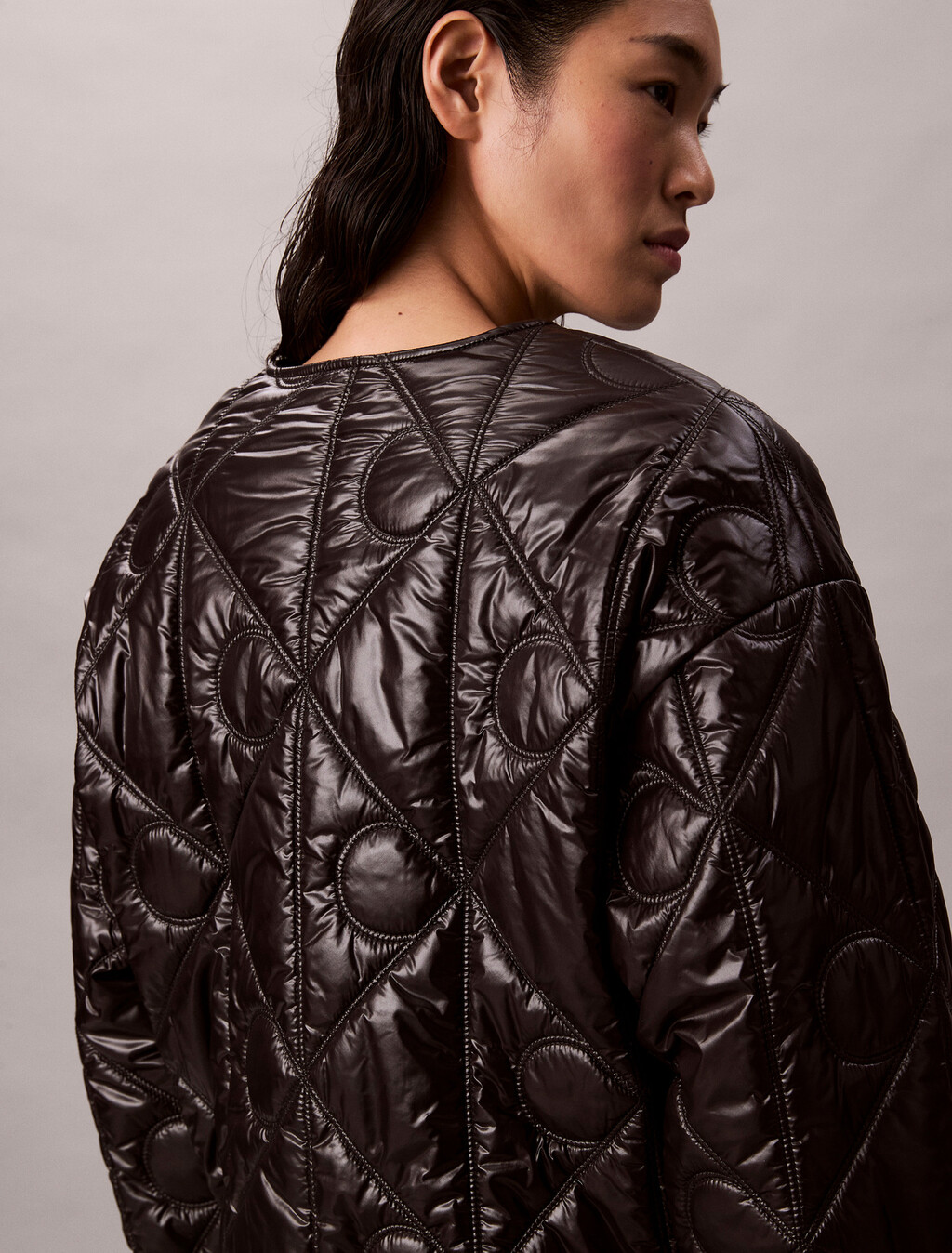 Buy 여성 로고 퀼티드 패딩 자켓 in color BLACK