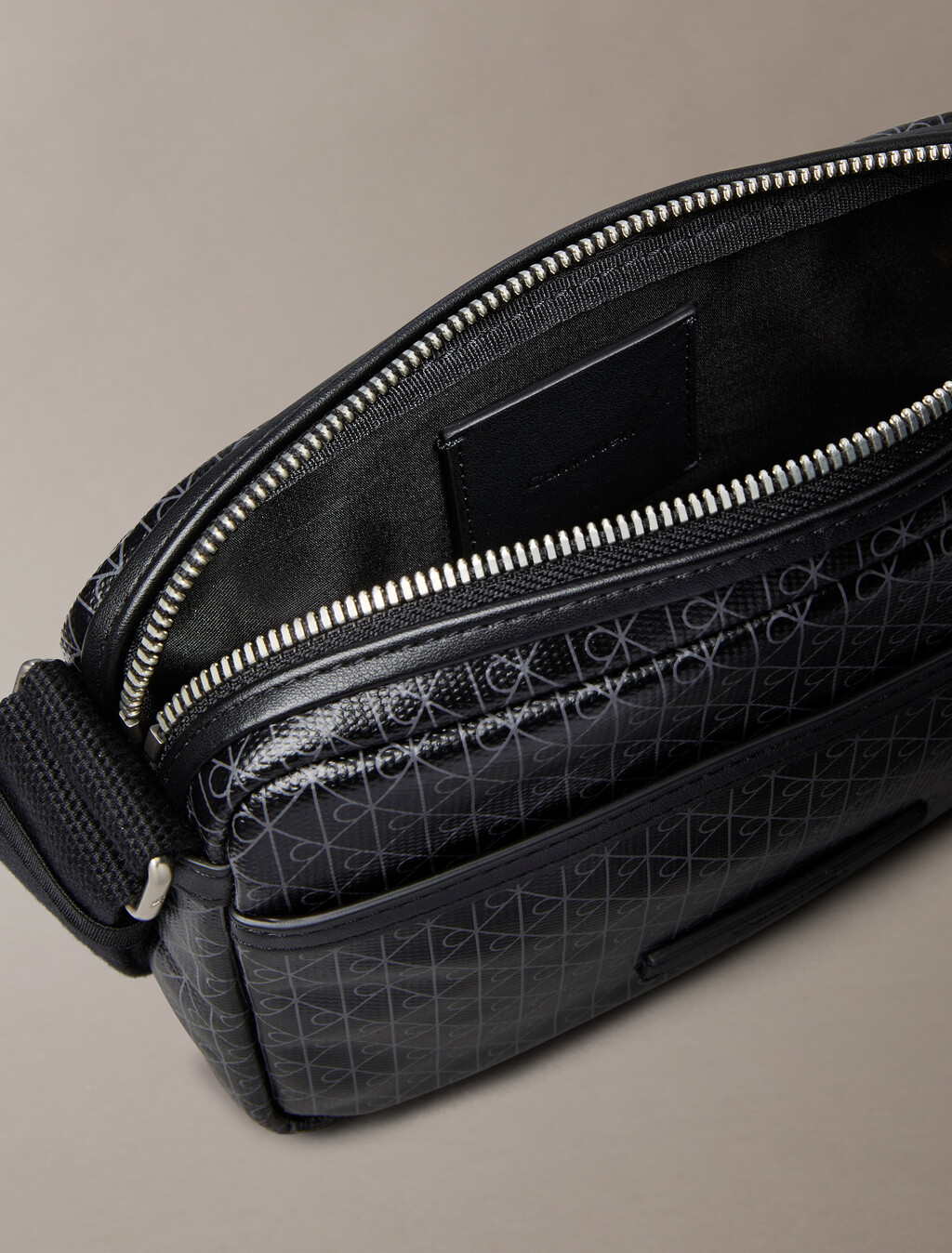 Buy 남성 코티드 엠블럼 카메라 백 in color BLACK