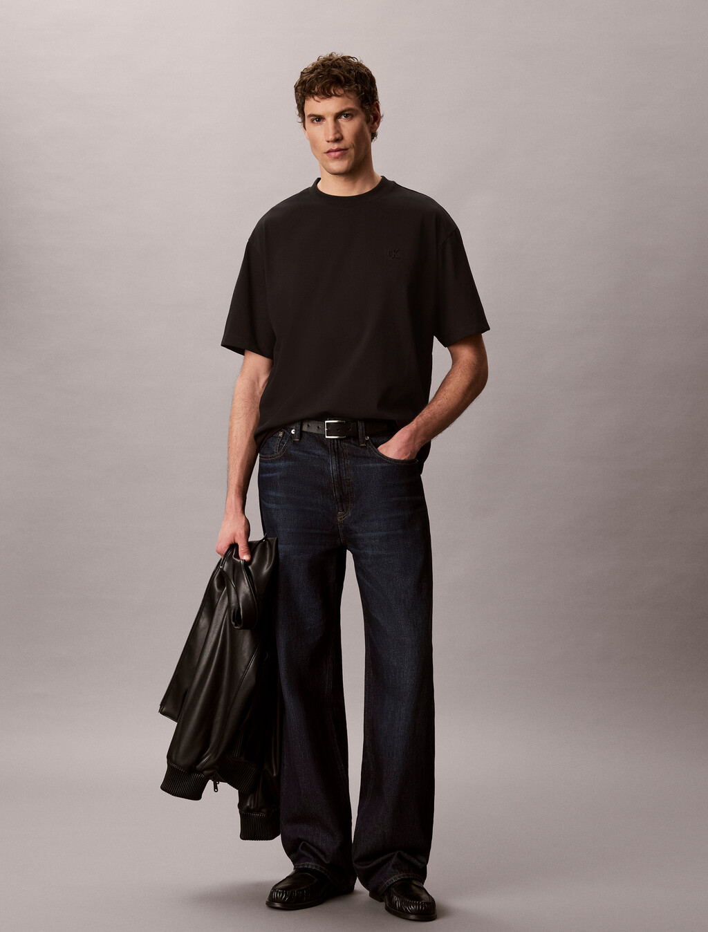 Buy 릴렉스드핏 쿨링 저지 모노로고 티 in color BLACK