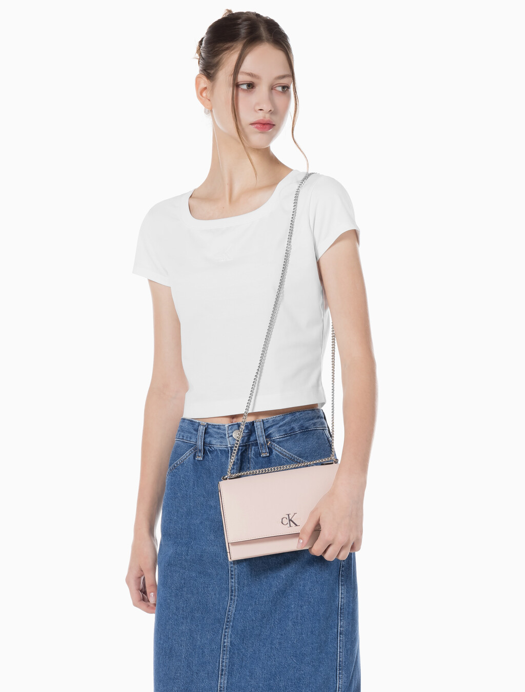 Buy 여성 CKJ 미니멀 모노그램 플랩 체인 숄더백 in color PINK BEIGE