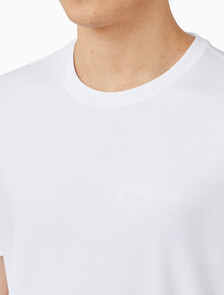 Buy 남성 슬림핏 리퀴드 인터록 클래식 그래픽 티 in color BRIGHT WHITE