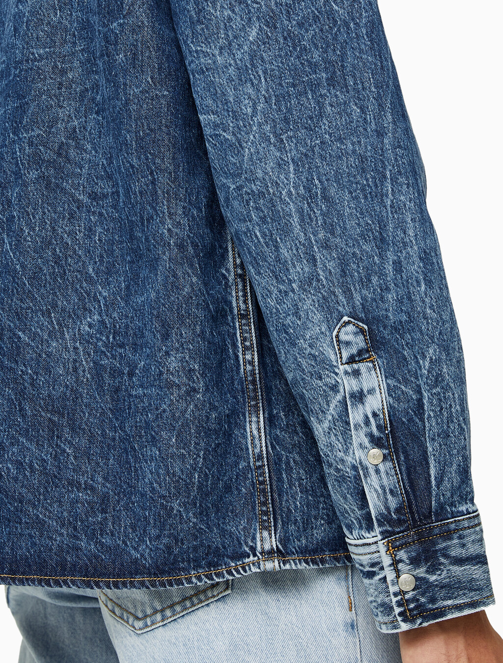 Buy 남성 릴렉스핏 유틸리티 데님 셔츠 in color MID BLUE BACK EMBRO