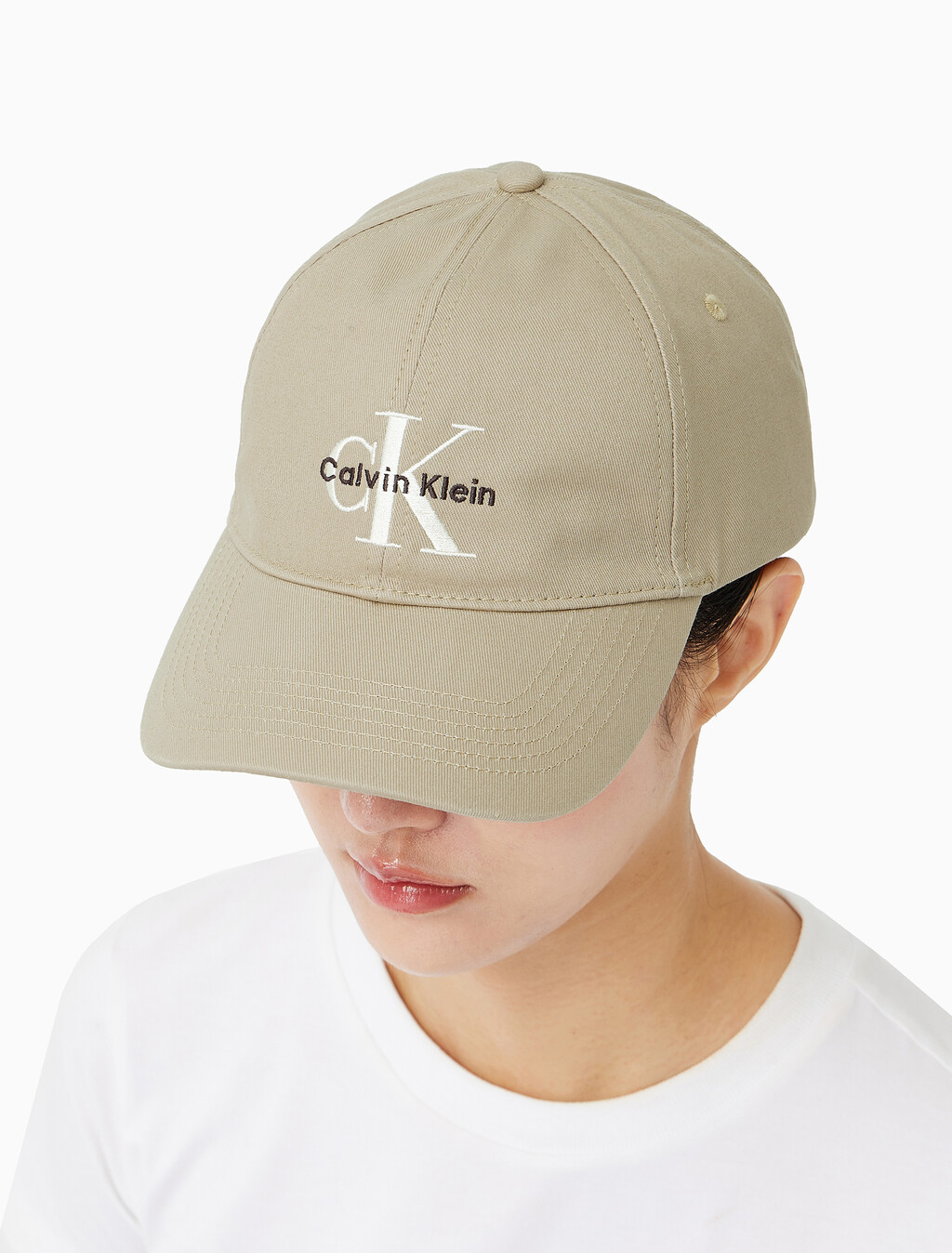 Buy 남녀공용 CKJ 모노그램 엠브로이더리 볼캡 in color CROCKERY
