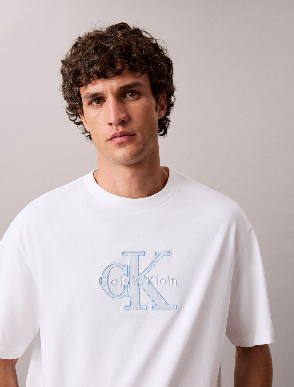 Buy 남성 16S 엘리베이티드 모노로고 티 in color BRIGHT WHITE