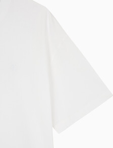 Buy 남성 오버핏 엠보스 모노그램 로고 반팔 티셔츠 in color BRILLIANT WHITE